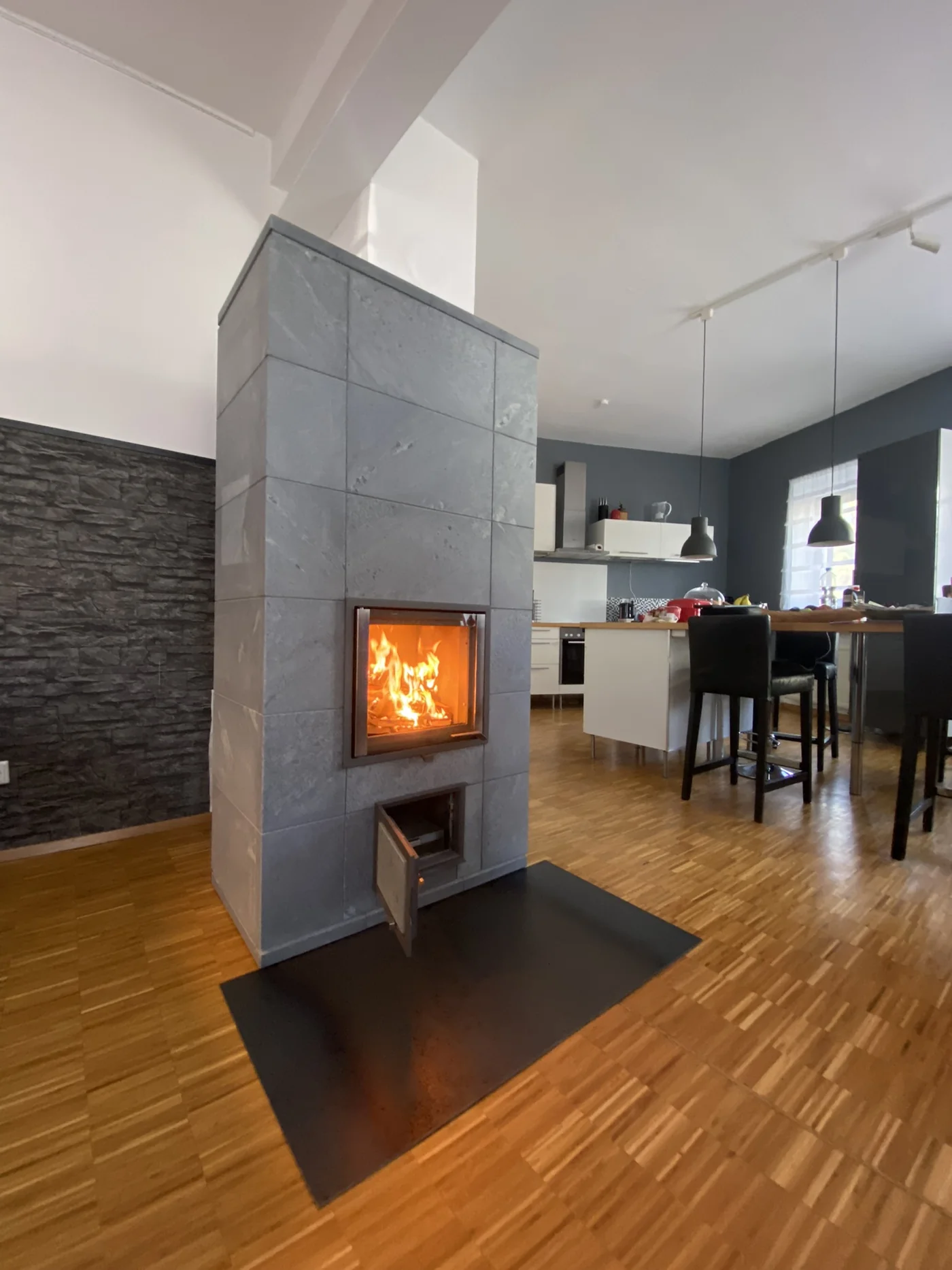 Gebauter NunnaUuni Specksteinofen mit Feuer in Daxlanden