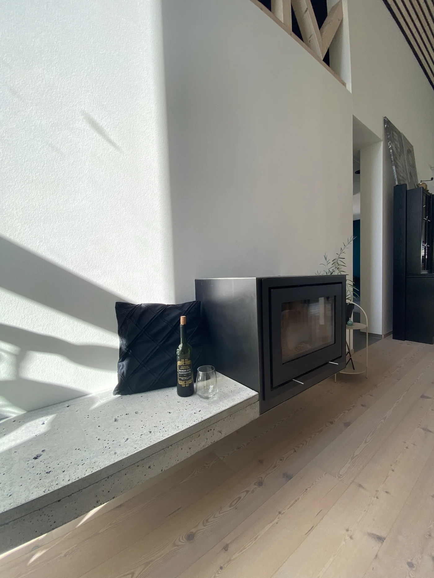 Lotus Kaminofen neben der Sitzbank aus Beton in Ebingen