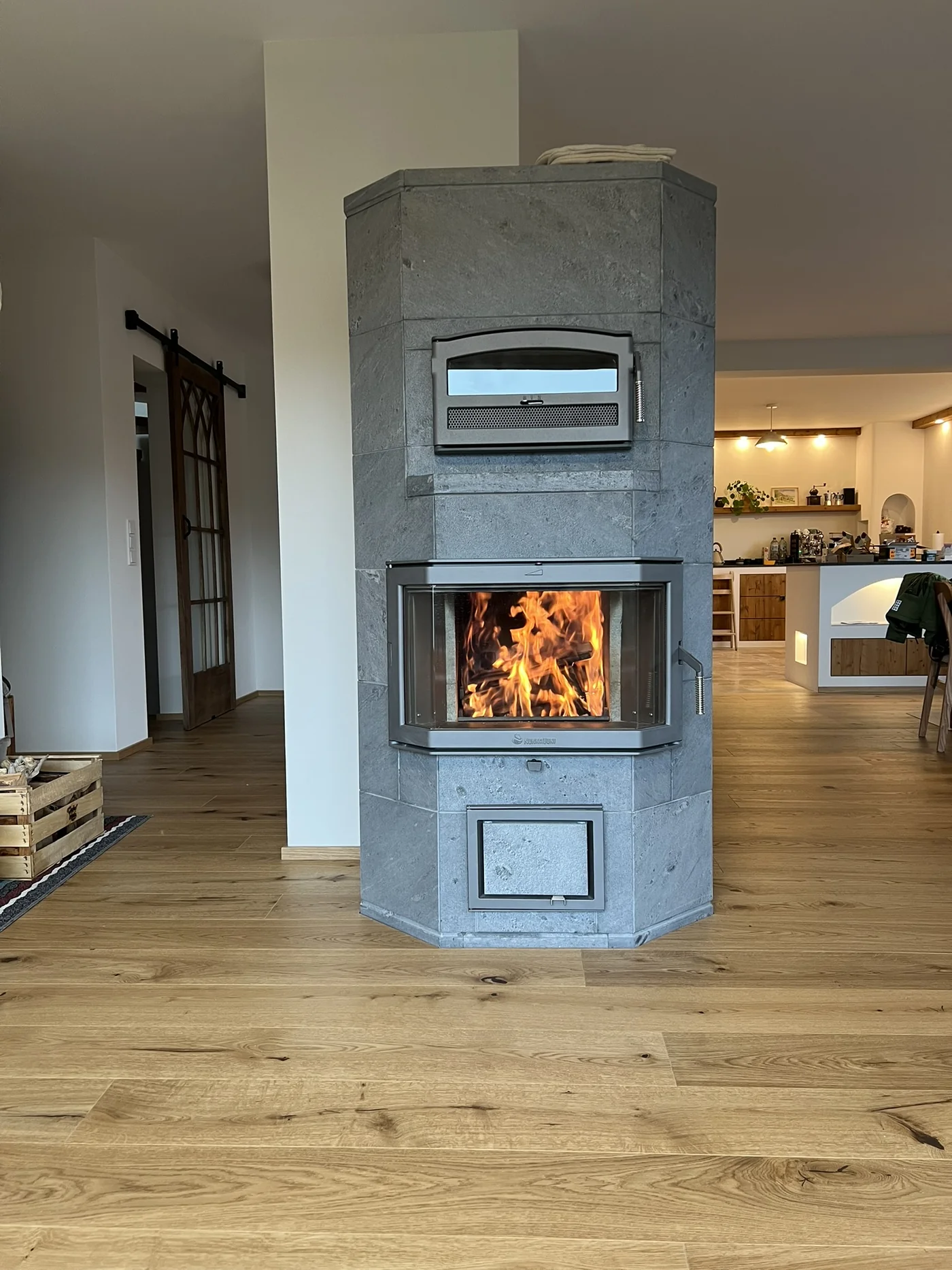 NunnaUuni RAIA SOLO mit brennendem Feuer im Wohnraum in Rudersberg
