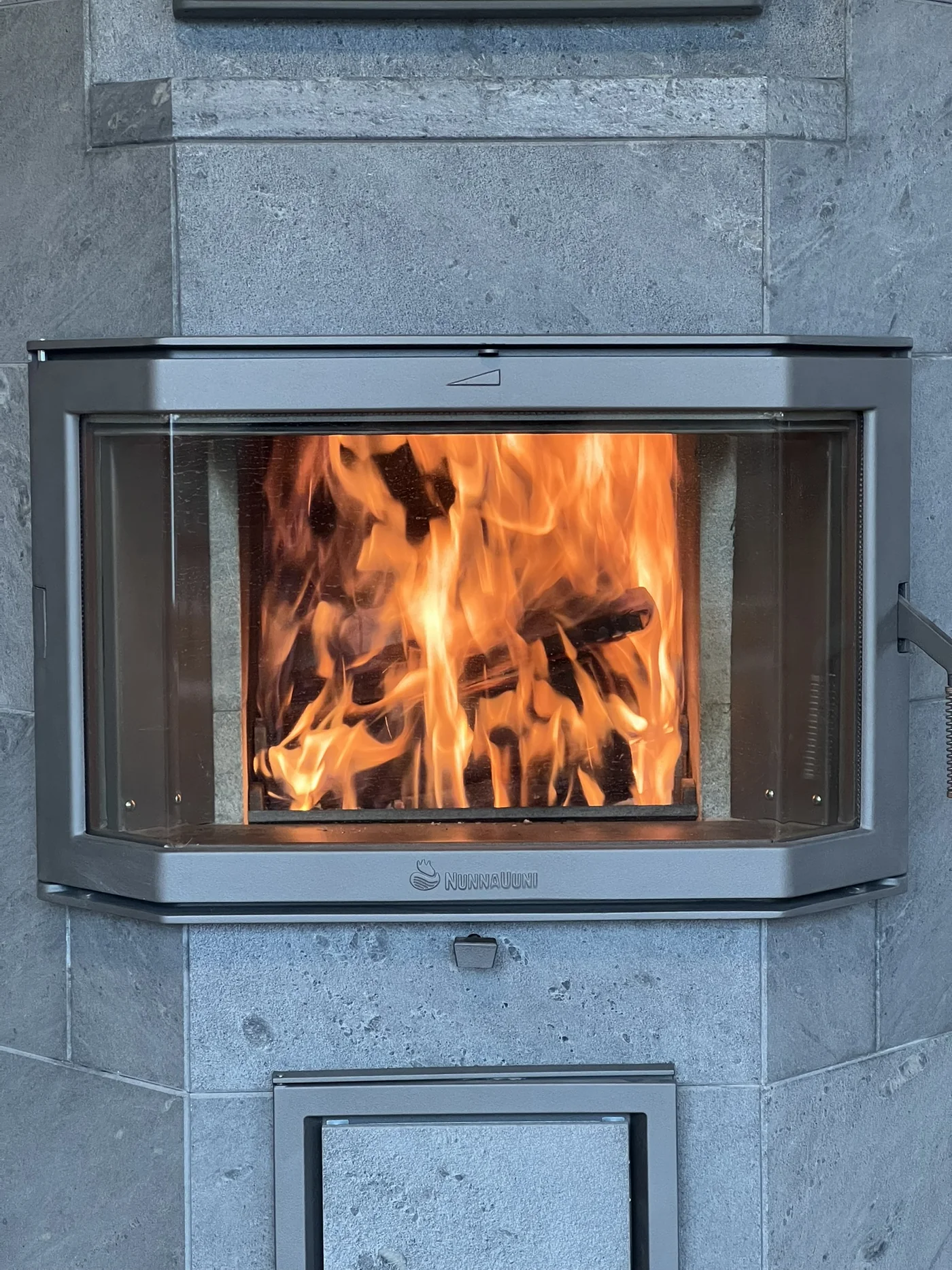 Specksteinoberfläche und Feuerraum des NunnaUuni in Rudersberg