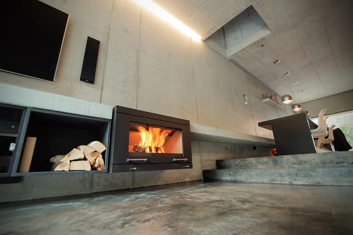 Skantherm BALANCE mit Feuer, Holzfach und Sichtbeton in Stuttgart