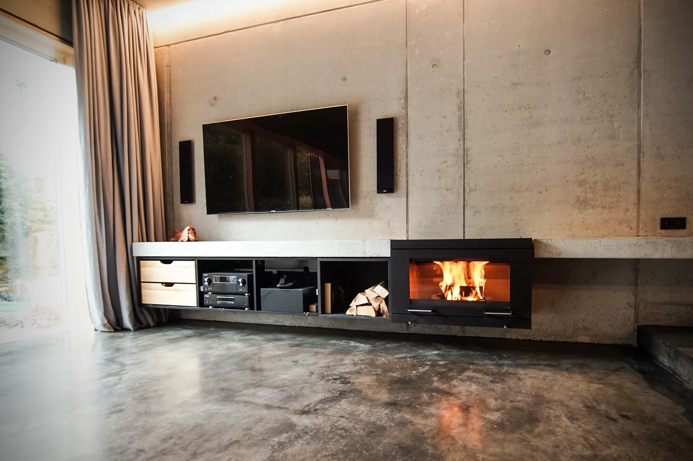 Skantherm BALANCE mit Feuer, Holzfach und Sichtbeton in Stuttgart