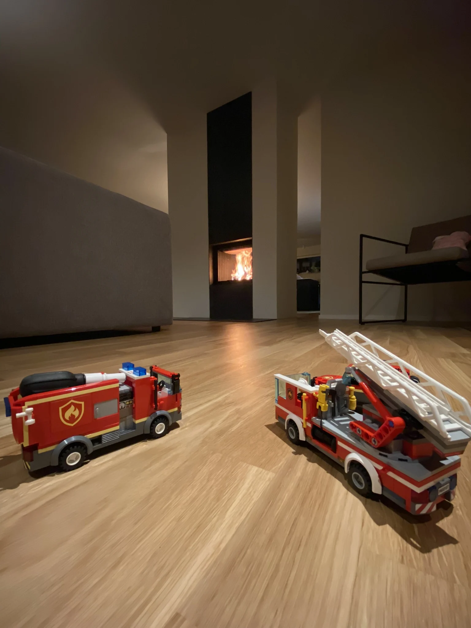 Zwei Lego-Feuerwehrfahrzeuge vor dem brennenden Tunnelkamin in Aichtal
