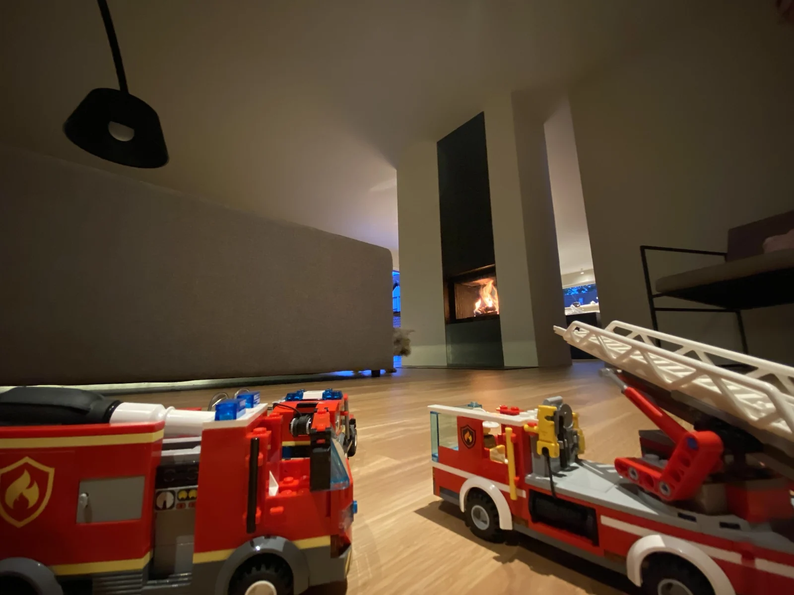 Lego-Feuerwehr im Vordergrund und Tunnelkamin im Wohnraum in Aichtal