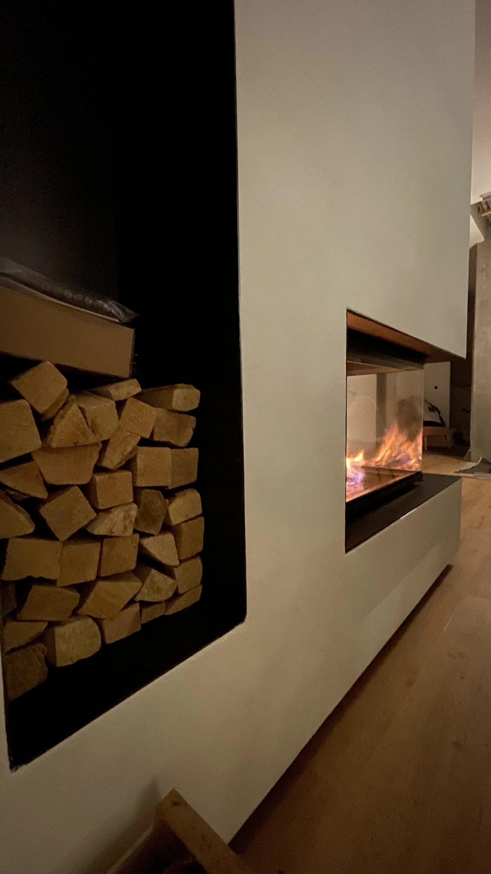 Holzlager auf der Esszimmerseite des Raumteilers