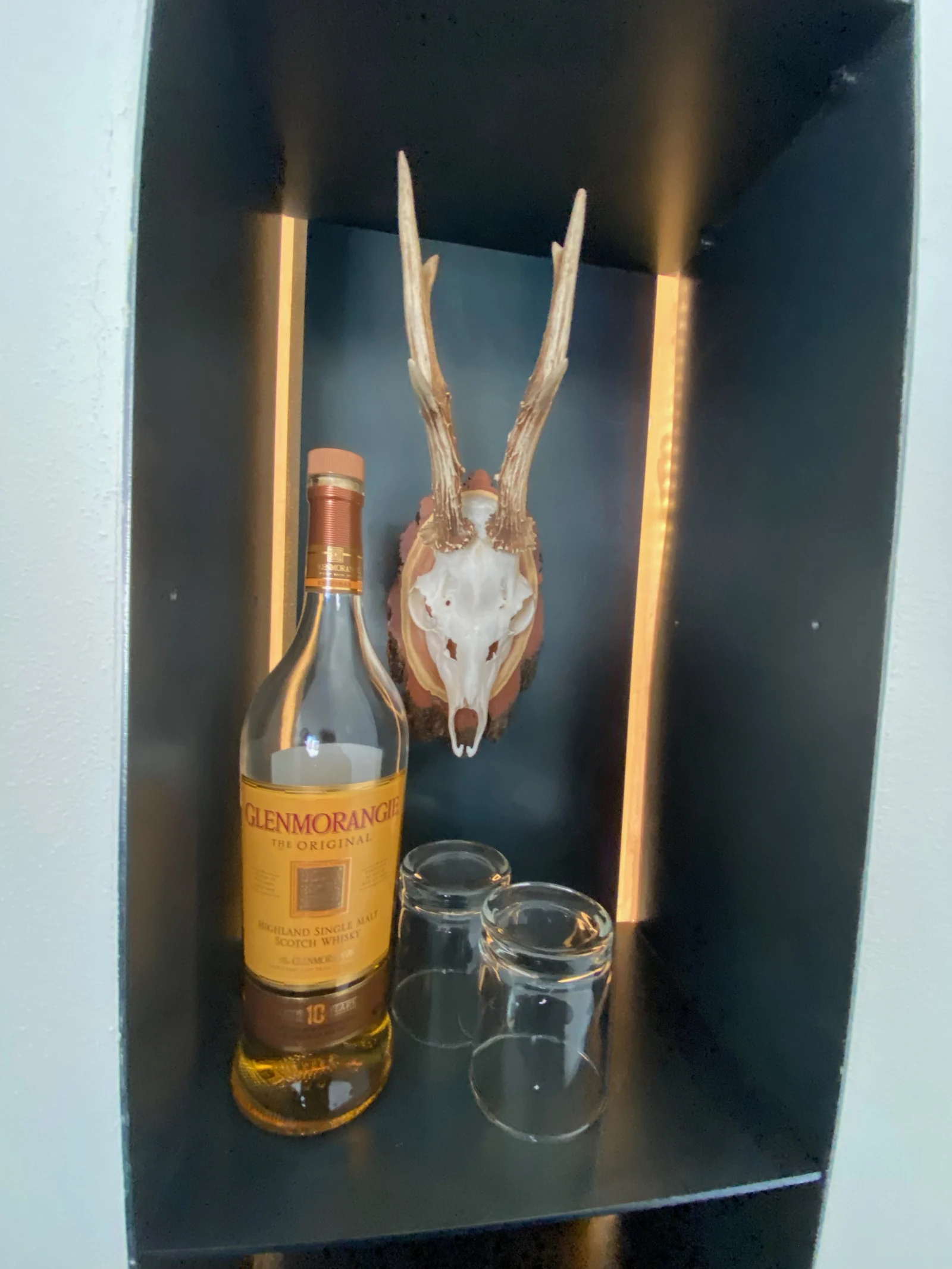 Eingerichtete Regalnische aus geöltem Rohstahl mit Beleuchtung