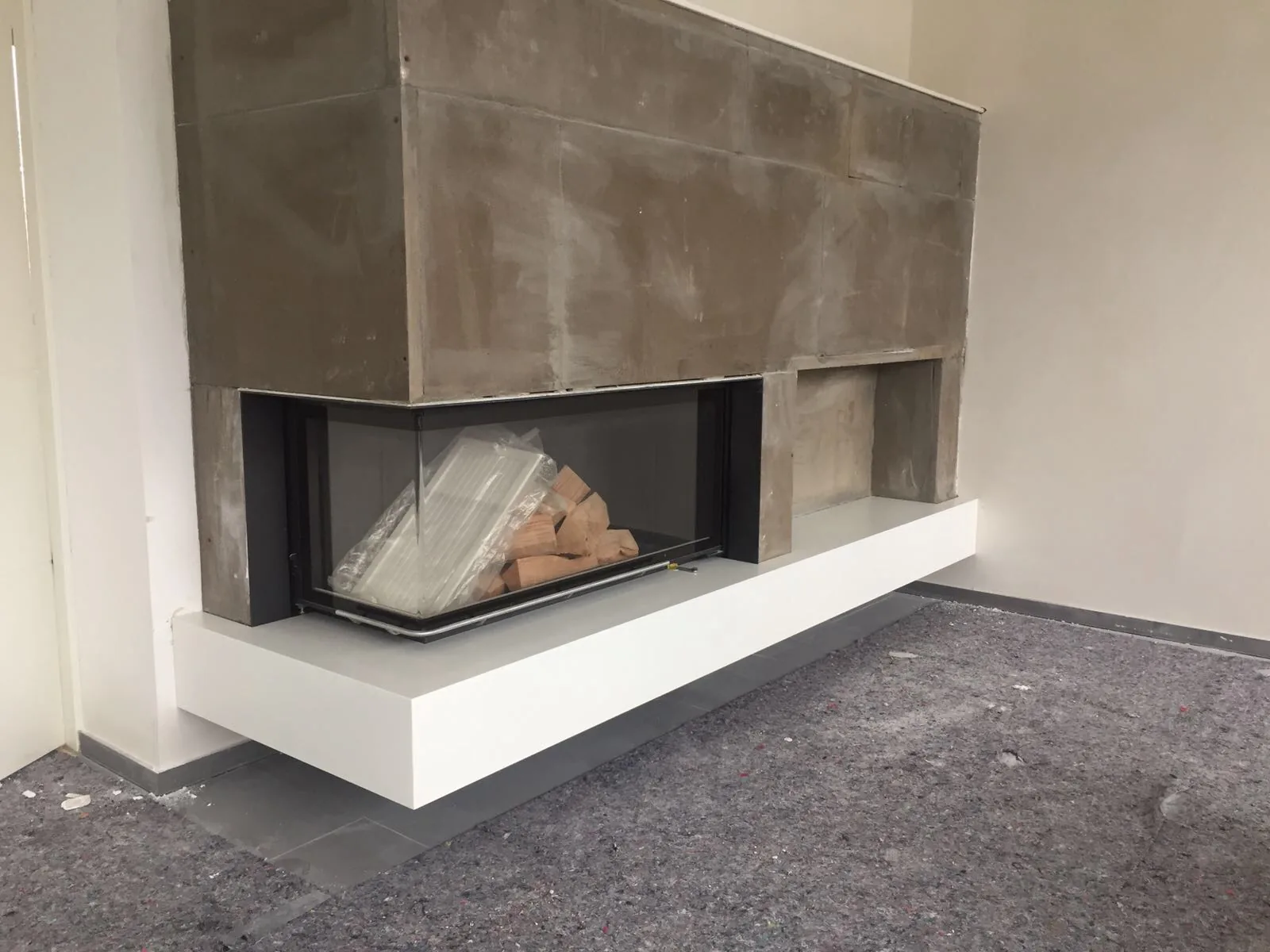 Kaminanlage während der Verkleidungsarbeiten in Ingersheim