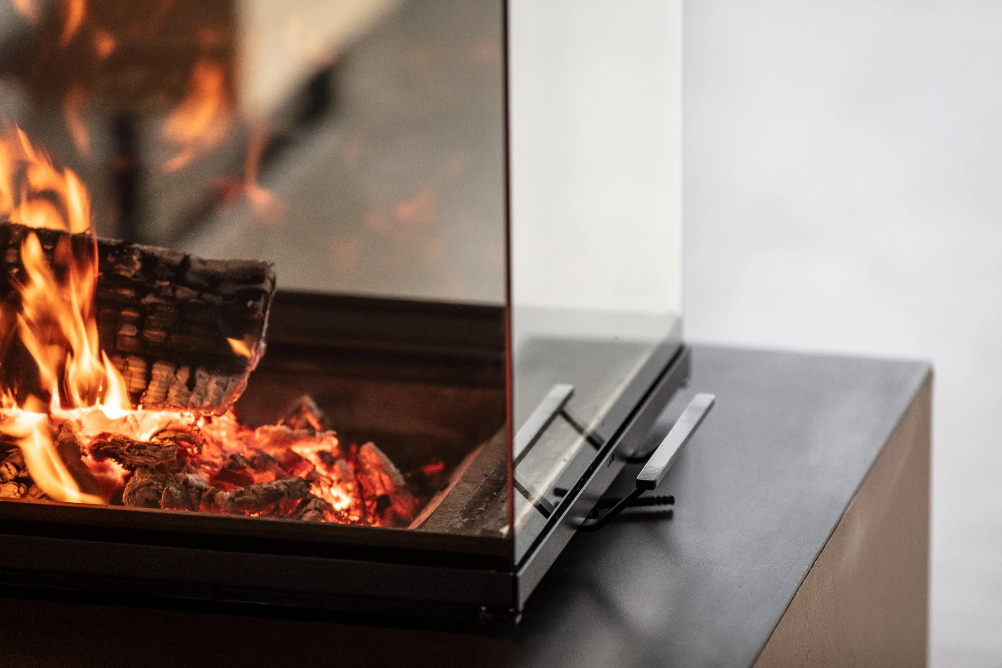 Detailaufnahme des Feuers im HOXTER Panoramakamin in Kirchardt