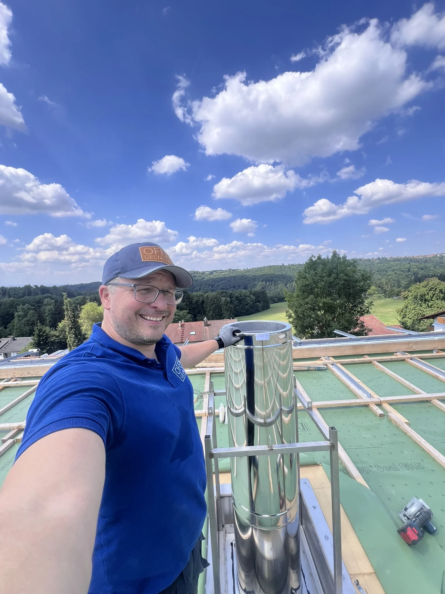OFENGESTALTER bei der Montage der Schornsteinanlage in Lichtenwald
