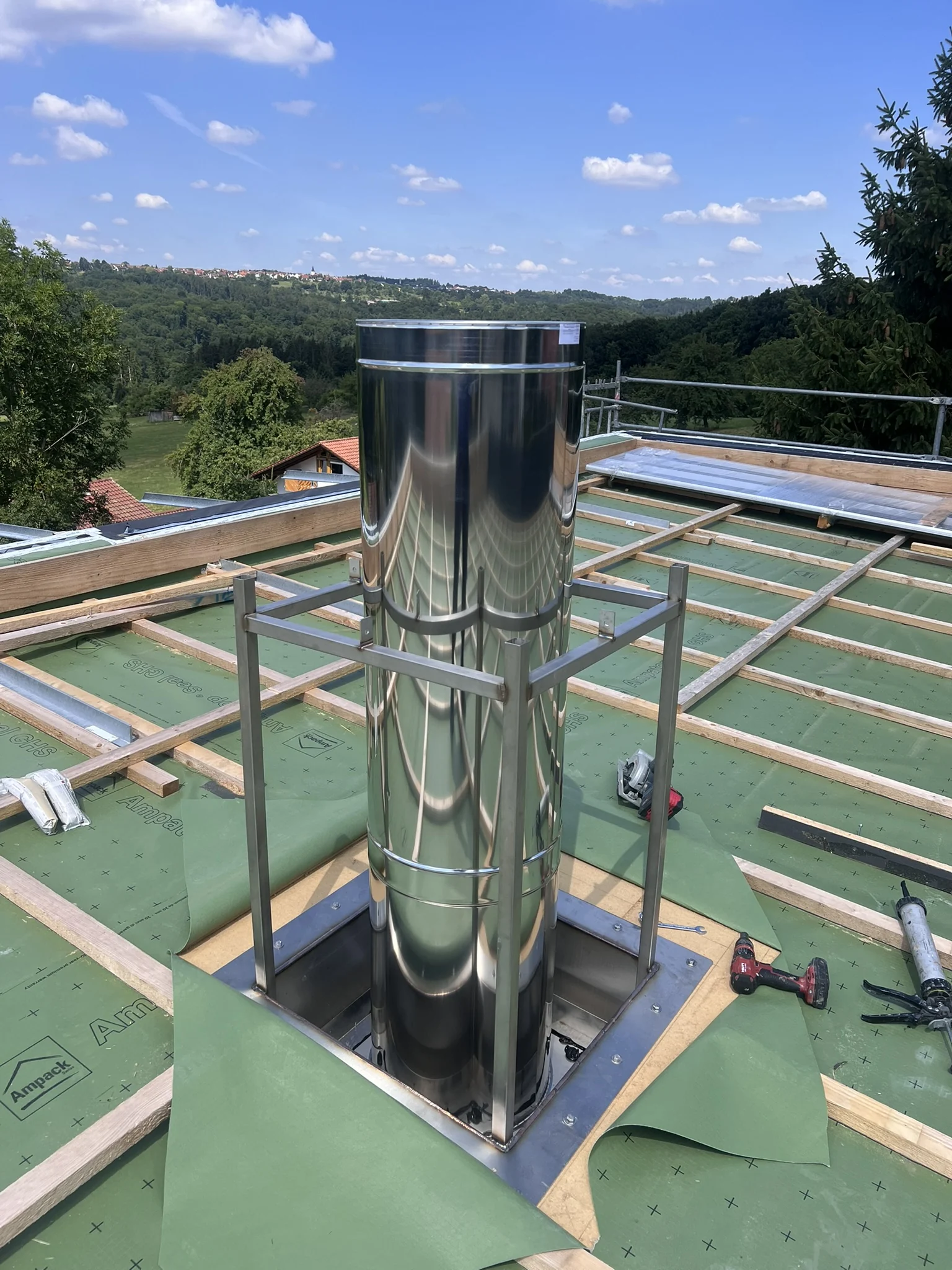 Edelstahlschornstein des Urfeuer-Projekts auf dem Dach in Lichtenwald