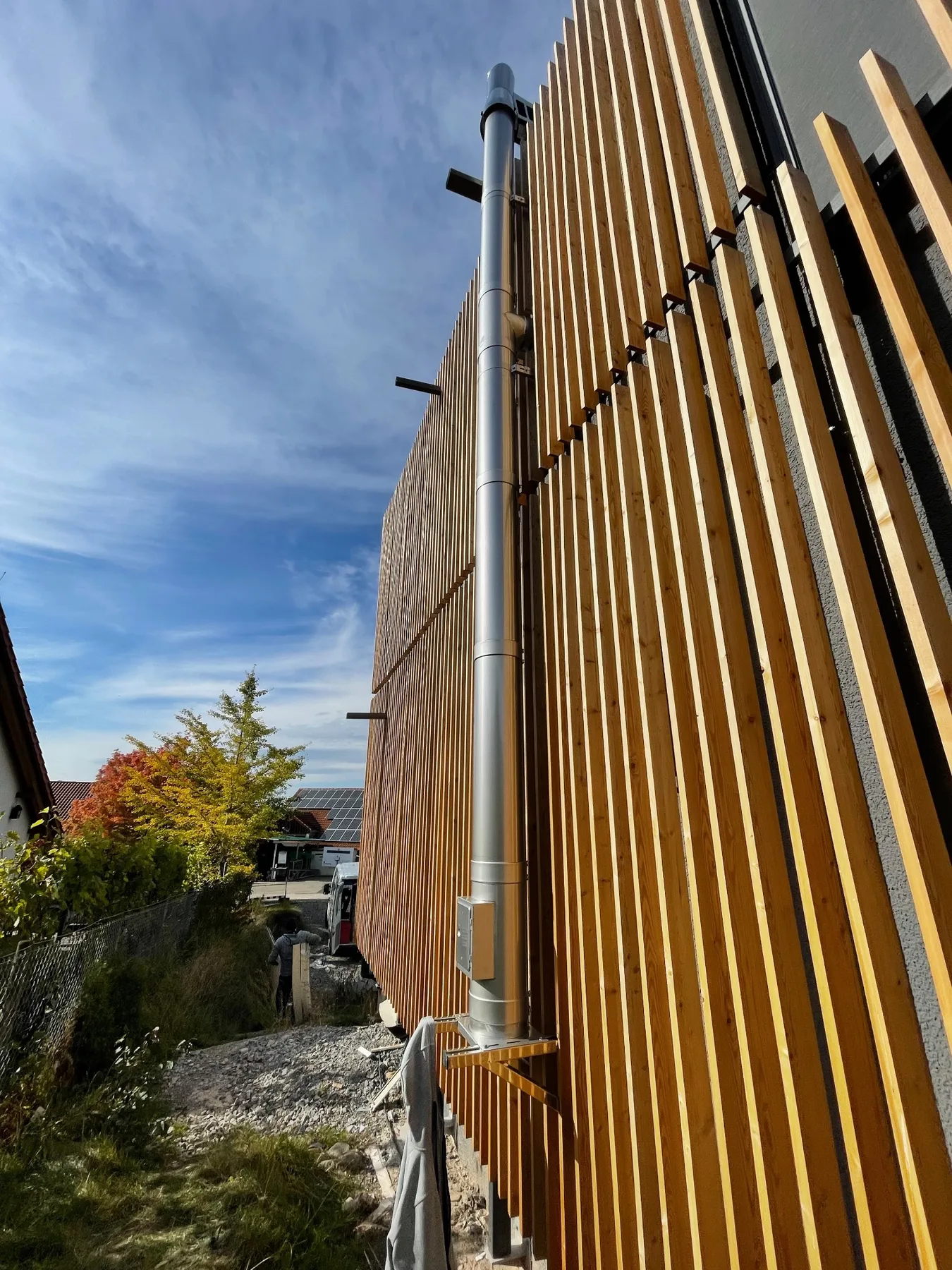 Doppelwandiger matter Außenschornstein am Neubau in Stuttgart-Rotenberg
