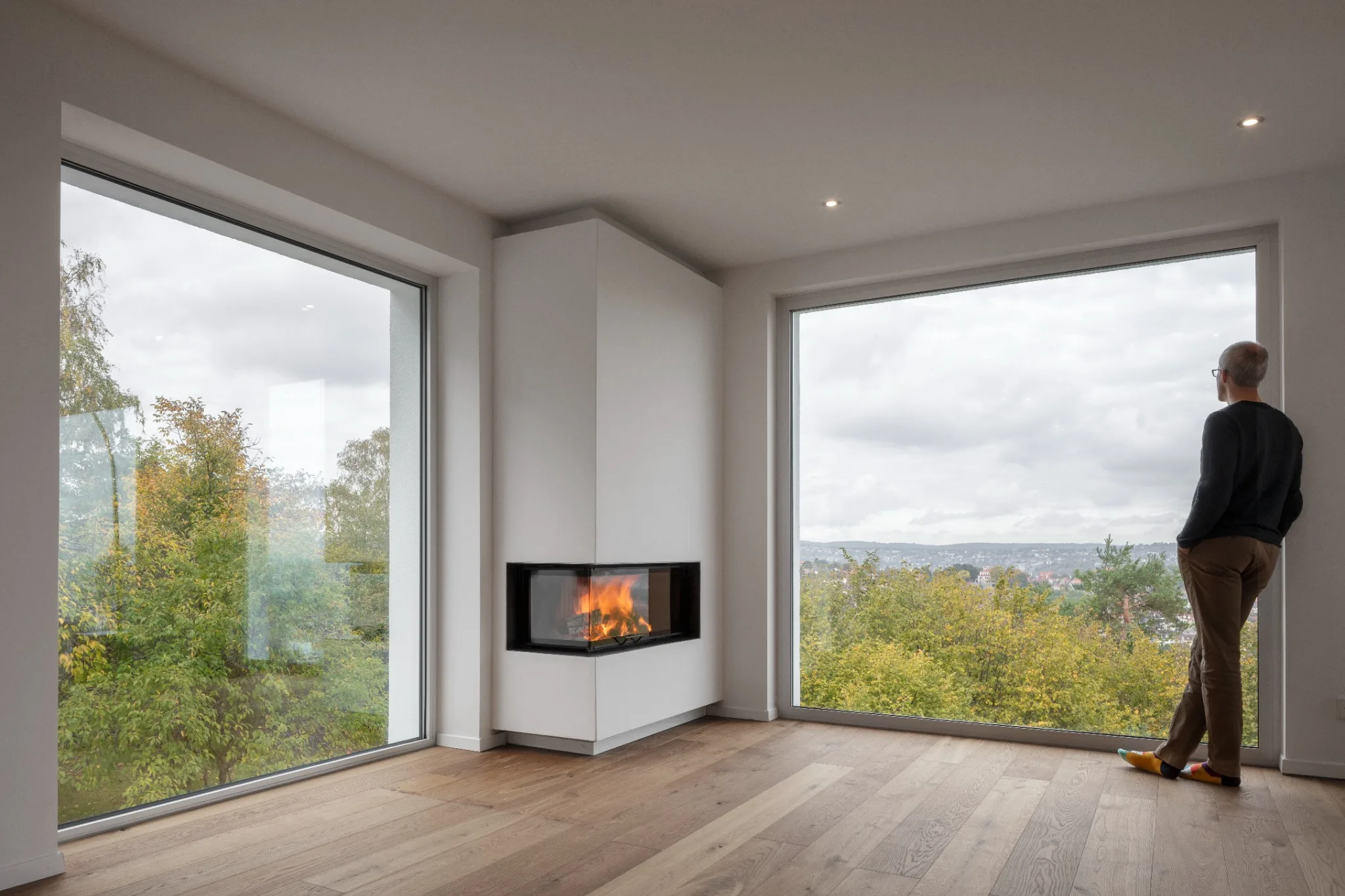 Wohnraum in Stuttgart-Ost mit Eckkamin und weitem Blick über die Stadt