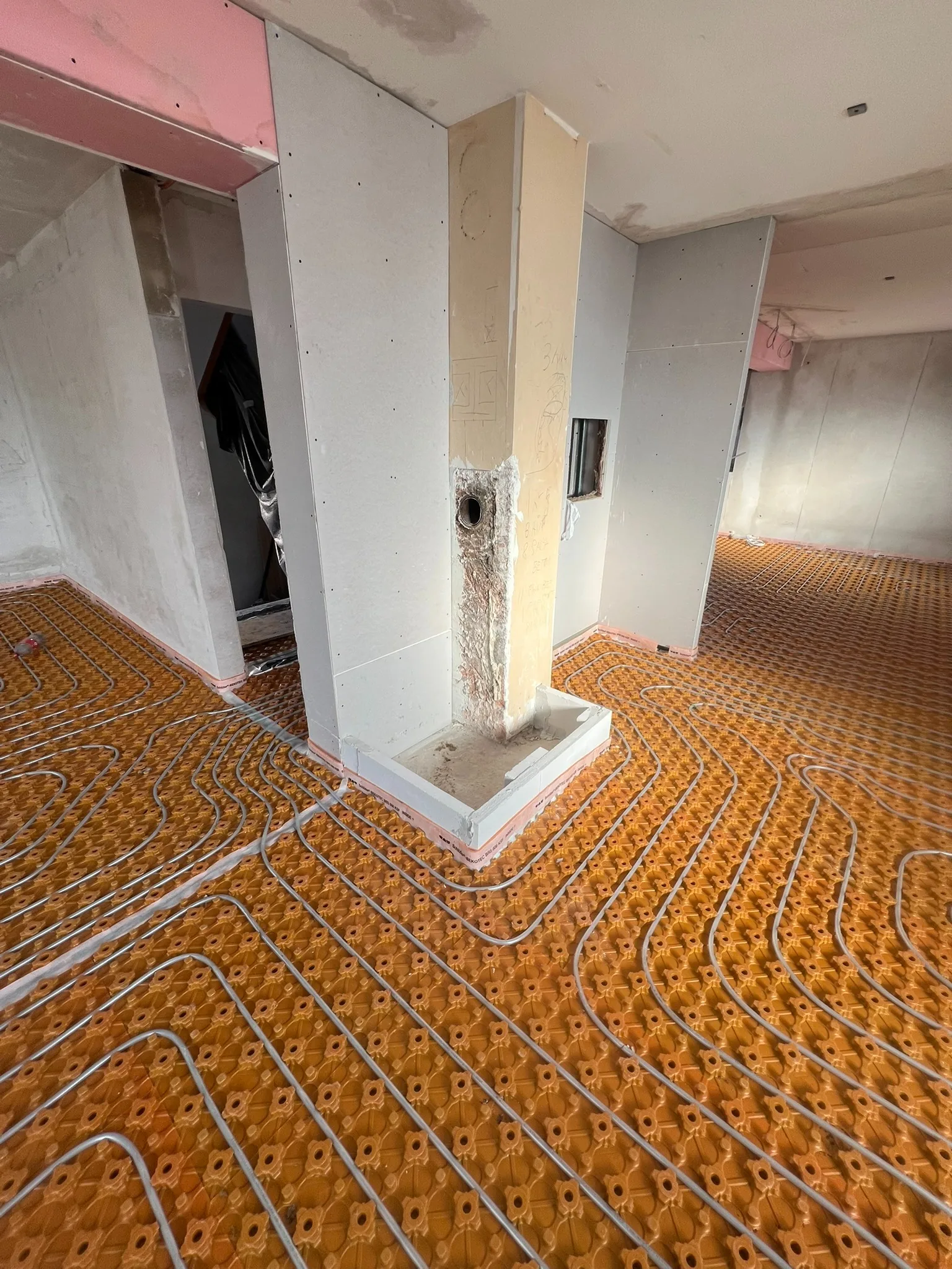 Bauphase des Eckkamins in Stuttgart-Sillenbuch auf vorbereitetem Fußbodenaufbau