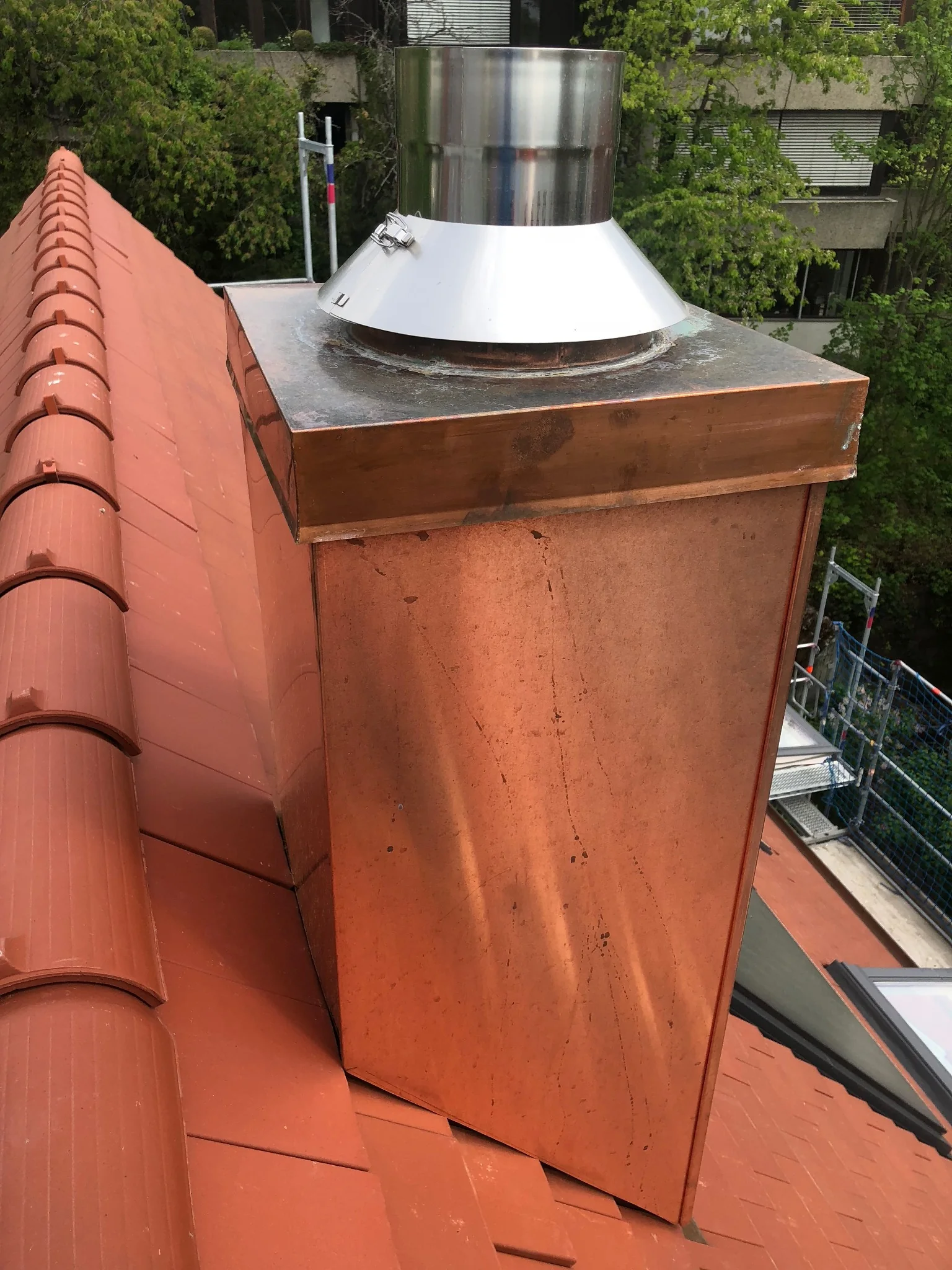 Mit Kupfer verkleideter Schornsteinkopf auf dem Dach in Stuttgart-Süd