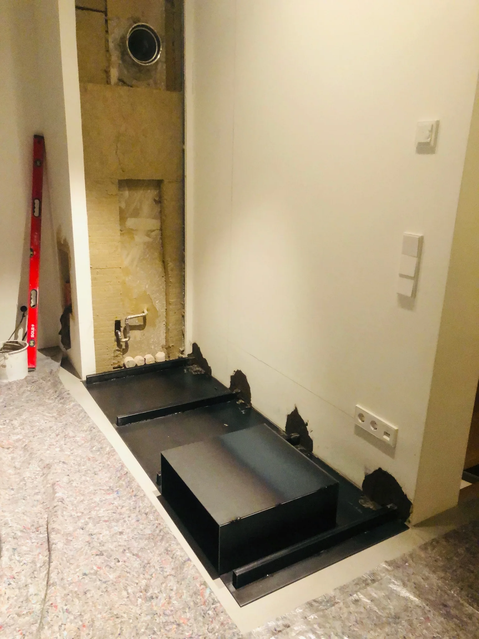 Stahlunterkonstruktion und Wandkonsole während der Montage in Stuttgart-Süd