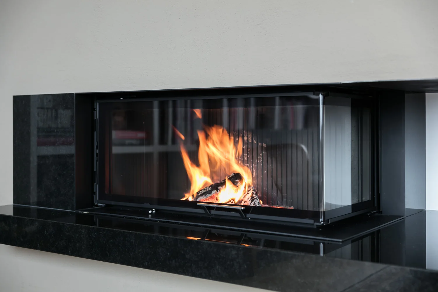 Detailansicht des HOXTER ECKA 90 R mit Naturstein-Feuertisch