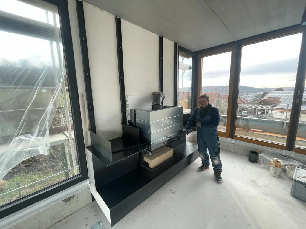 Kaminanlage während der Montage in einem Neubau