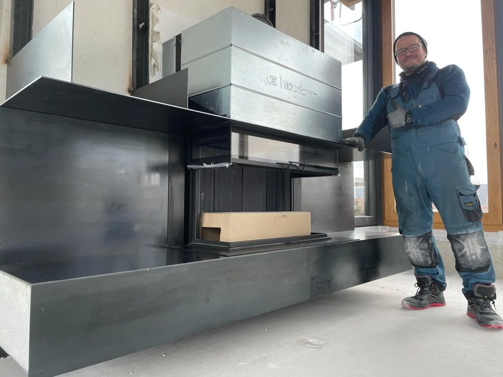 Ofenbaumeister bei der Montage einer individuellen Kaminanlage
