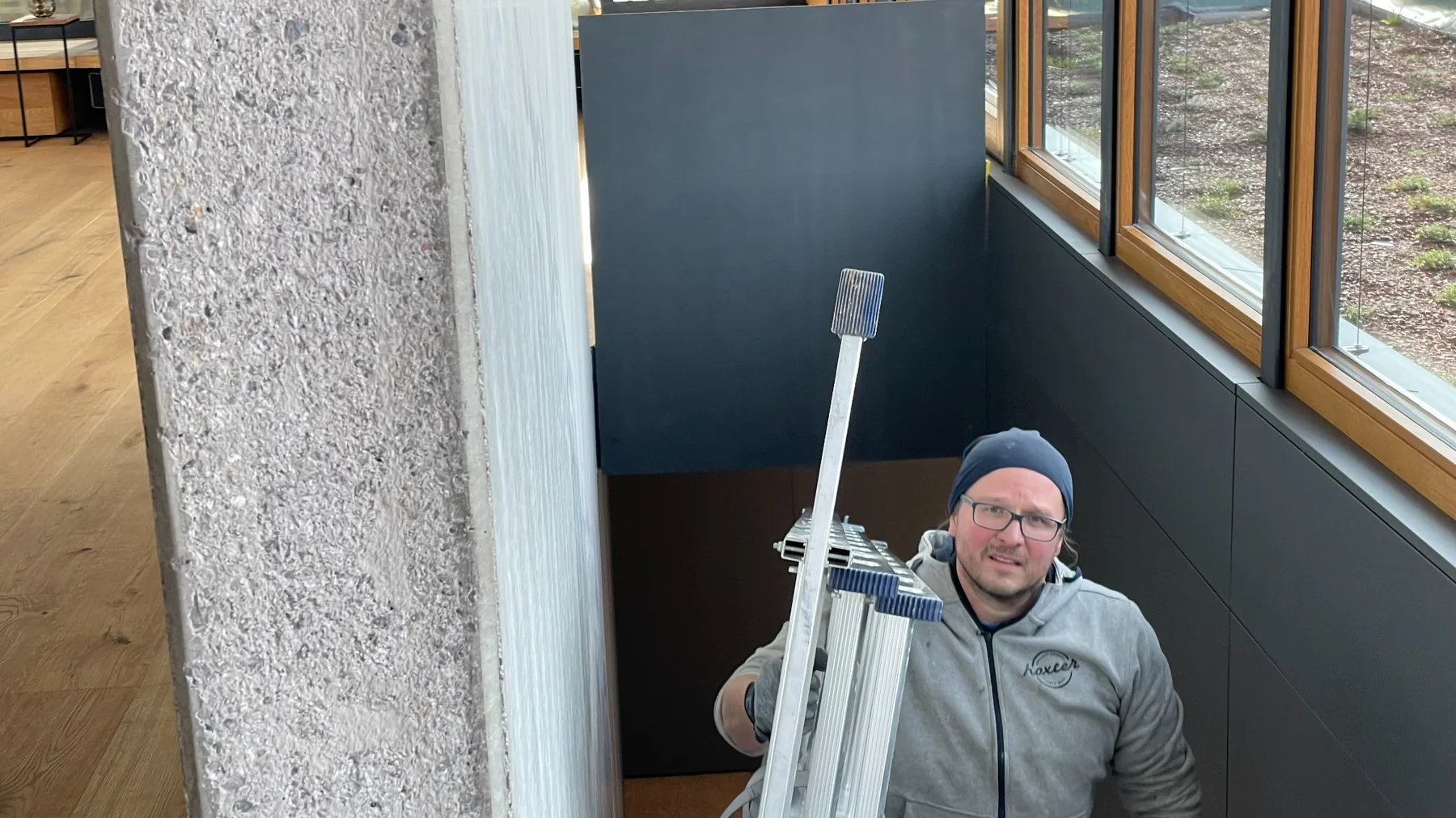 Arbeit an einer individuell eingebauten Feuerstelle im Innenraum