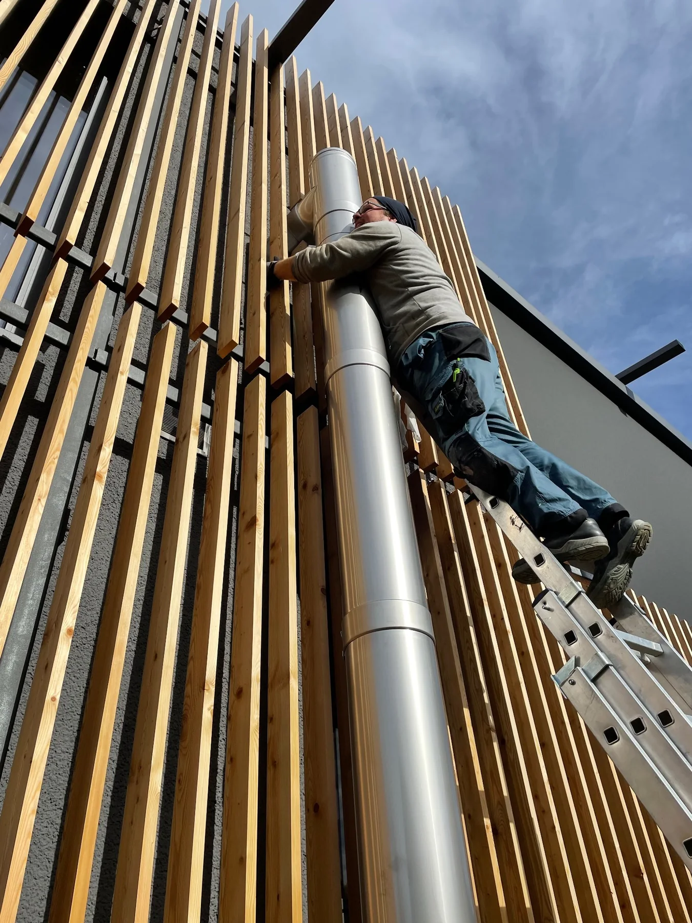 Montage eines Edelstahlschornsteins an einer Fassade